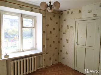 Продам тёплую раздельную двухкомнатную квартиру в кирпичном доме,  Состояние квартиры среднее, соответствует фотографиям,  Балкон остеелён,  Домофон,  Водомеры, в Магнитогорске
