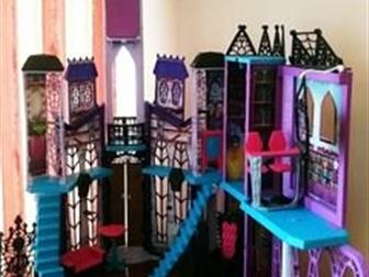       Monster High Deluxe High School,      ,    ,  o ep   