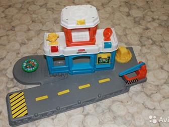 Отличный аэропорт Little People марки Fisher Price,  В состав набора входит аэропорт с башней , дорога с мостом, автозаправочная станция, 3 машины, т,  е, : самолет, в Санкт-Петербурге