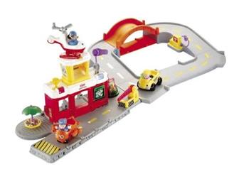 Отличный аэропорт Little People марки Fisher Price,  В состав набора входит аэропорт с башней , дорога с мостом, автозаправочная станция, 3 машины, т,  е, : самолет, в Санкт-Петербурге