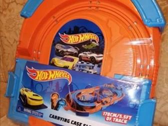 Гоночный трек в кейсе hotwheels хот виллс ,  Компактный трек,  Для деток от 5 лет,  В комплекте магнитный трек со счётчиком кругов, аксессуары для антуража гоночной в Санкт-Петербурге