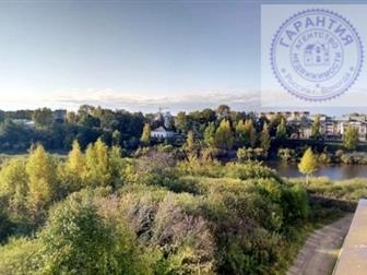 Продается квартира в новом кирпичном малоэтажном доме,  Имеется индивидуальное газовое отопление, котл двухконтурный также на воду,  Высокие потолки, застекленный в Вологде